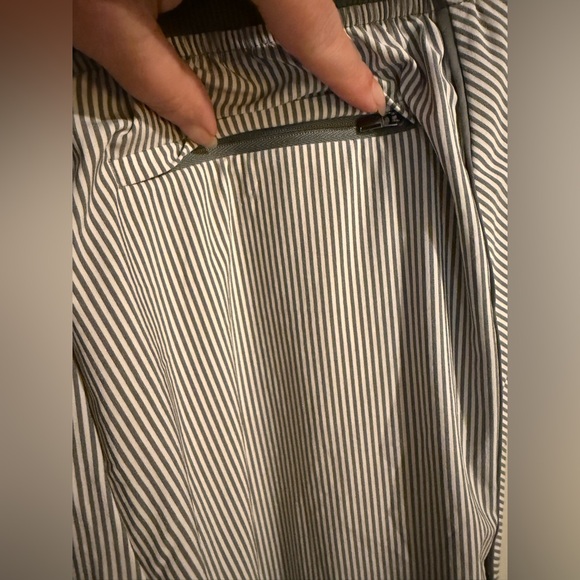 Athleta Brooklyn Textured Ankle Pant Size 6 vertical stripes white gray - Picture 11 of 14